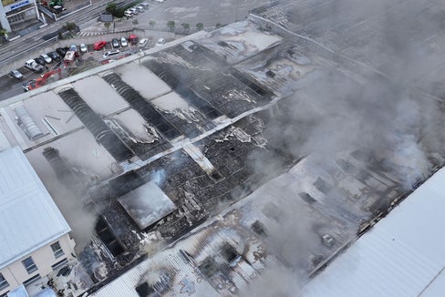 Großbrand am Mitterweg im Bozner Boden: Die ersten Ergebnisse der Analysen der Landesagentur für Umwelt und Klimaschutz zeigen, dass es aufgrund der Luftmassenbewegungen und der dadurch ausgelösten Durchmischungen zu keinen nennenswerten Belastungen der Luftqualität kam. (Foto: LPA/Berufsfeuerwehr)