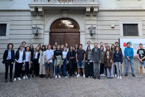 A Rovereto giovani di età compresa tra i 16 e i 19 anni provenienti da Alto Adige, Tirolo e Trentino (Foto: Euregio/Silvia Ramoser)