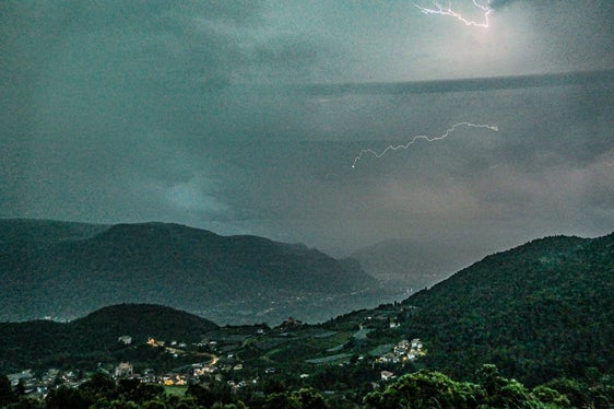 Immagine del mese giugno 2025: temporale con fulmini nella Valle dell'Adige (Foto: USP/Martin Geier)