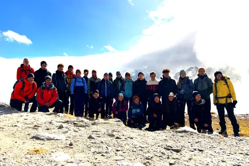 Die Südtiroler und die Würzburger Gruppe beim diesjährigen Glaziologiecamp (Foto: LPA/Christian Kohl/Partnerschule Würzburg)