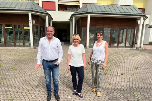 Durante il sopralluogo a Sinigo, gli assessori provinciali Waltraud Deeg e Giuliano Vettorato, insieme all'assessora comunale di Merano, Emanuela Albieri, hanno visionato in loco gli spazi che in futuro saranno utilizzati per dare vita ad un nuovo progetto socio-culturale (Foto: ASP/Gabriel Marciano)