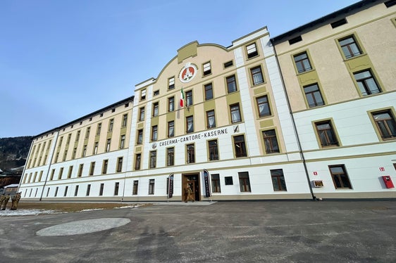 Il 12 gennaio è stata inaugurata la nuova Caserma Cantore di San Candido. L’intervento, promosso e realizzato dalla Provincia Autonoma di Bolzano, ha previsto la costruzione di tre nuovi edifici abitativi e un articolato programma di ristrutturazione della struttura preesistente. (Foto: Ministero della Difesa)