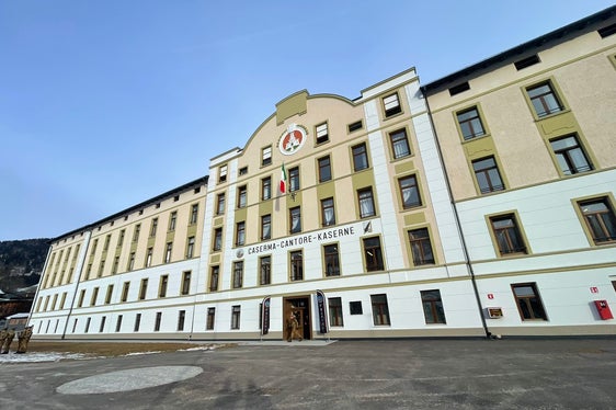 Il 12 gennaio è stata inaugurata la nuova Caserma Cantore di San Candido. L’intervento, promosso e realizzato dalla Provincia Autonoma di Bolzano, ha previsto la costruzione di tre nuovi edifici abitativi e un articolato programma di ristrutturazione della struttura preesistente. (Foto: Ministero della Difesa)