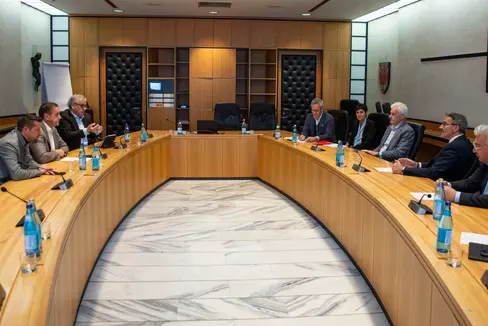 Il confronto tra il presidente Kompatscher e la delegazione dei comuni altoatesini. Nella foto (da sinistra) Dominik Oberstaller, Hansjörg Zelger e Andreas Schatzer. Sulla parte destra (nella foto da sinistra), Albin Kofler, Monika Reinthaler, Alois Kröll , il presidente altoatesino Arno Kompatscher e Dieter Pinggera (Foto: ASP/Fabio Brucculeri)