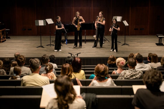 Das Young Quartet ist in der Kategorie Kammermusik für Holzblasinstrumente AG II angetreten (v.li.): Rebecca Trienbacher, Martina Wiedmer, Sophie Huyn, Magdalena Aster. Musikschuldirektion Überetsch/Mittleres Etschtal, Lehrer Werner Mayr (Foto: LPA/Theresa Pewal)