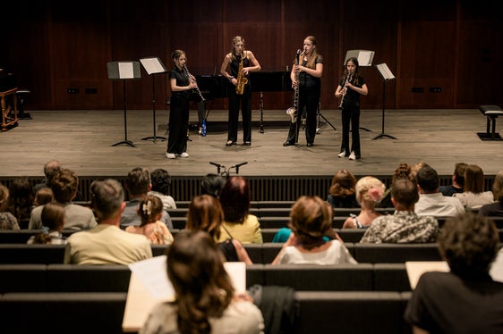 Das Young Quartet ist in der Kategorie Kammermusik für Holzblasinstrumente AG II angetreten (v.li.): Rebecca Trienbacher, Martina Wiedmer, Sophie Huyn, Magdalena Aster. Musikschuldirektion Überetsch/Mittleres Etschtal, Lehrer Werner Mayr (Foto: LPA/Theresa Pewal)
