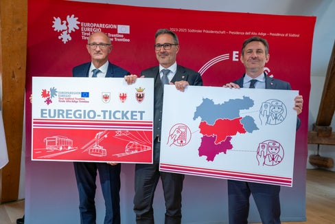 À fat a l savëi l terminn per scumencé cun l Ticket Euregio y à mustrà la grafica: da man ciancia, l capitan Anton Mattle dl Tirol, l presidënt dl’Euregio y presidënt dla Jonta provinziela de Bulsan Arno Kompatscher y l vizepresidënt dla Jonta provinziela de Trënt Achille Spinelli. (Foto: USP/Daniel von Johnston)