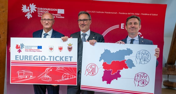 À fat a l savëi l terminn per scumencé cun l Ticket Euregio y à mustrà la grafica: da man ciancia, l capitan Anton Mattle dl Tirol, l presidënt dl’Euregio y presidënt dla Jonta provinziela de Bulsan Arno Kompatscher y l vizepresidënt dla Jonta provinziela de Trënt Achille Spinelli. (Foto: USP/Daniel von Johnston)