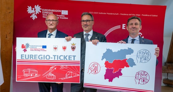 Annuncio della data di avvio e della grafica dell'Euregio-ticket: (da sinistra) il presidente del Tirolo Anton Mattle, il presidente dell'Euregio e dell'Alto Adige Arno Kompatscher e il vicepresidente del Trentino Achille Spinelli. (Foto: USP/Daniel von Johnston)