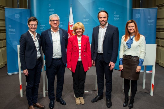 Hanno presentato il pacchetto di misure della Provincia e dei Comuni per una politica del tempo a misura di famiglia: (da sinistra) Carmen Plaseller, Andreas Schatzer, Waltraud Deeg, Philipp Achammer e Sigrun Falkensteiner (Foto: ASP/Fabio Brucculeri)