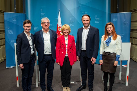 Hanno presentato il pacchetto di misure della Provincia e dei Comuni per una politica del tempo a misura di famiglia: (da sinistra) Carmen Plaseller, Andreas Schatzer, Waltraud Deeg, Philipp Achammer e Sigrun Falkensteiner (Foto: ASP/Fabio Brucculeri)