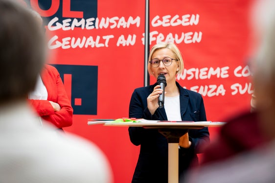 Die Direktorin des Amtes für Kinder- und Jugendschutz und Soziale Inklusion, Astrid Wiest, informierte über die diversen Maßnahmen, die im Rahmen des Landesgesetzes zur Gewaltprävention nun umgesetzt werden. (Foto: LPA/Fabio Brucculeri)