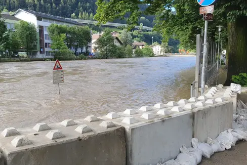 Il livello idrometrico del fiume Isarco è salito sensibilmente nella notte a causa delle forti piogge. Nella foto, oggi (5 agosto) l'Isarco a Chiusa.(Foto: ASP/Markus Rauch)