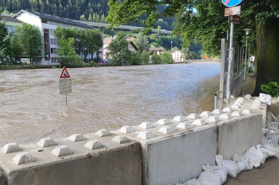 Il livello idrometrico del fiume Isarco è salito sensibilmente nella notte a causa delle forti piogge. Nella foto, oggi (5 agosto) l'Isarco a Chiusa.(Foto: ASP/Markus Rauch)