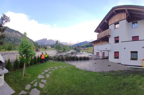 Nach Regenfällen der vergangenen Tage hat sich gestern (17. Juni) Früh eine Mure in den Seresbach in Campill gewälzt, Freiwillige Feuerwehren, Wildbachverbauung, Landesforstbehörde, Landesgeologen sind vor Ort; das Bild entstand gestern Abend. (Foto: LPA/Landesamt für Geologie und Baustoffprüfung)