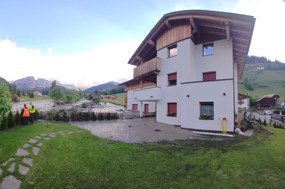 Nach Regenfällen der vergangenen Tage hat sich gestern (17. Juni) Früh eine Mure in den Seresbach in Campill gewälzt, Freiwillige Feuerwehren, Wildbachverbauung, Landesforstbehörde, Landesgeologen sind vor Ort; das Bild entstand gestern Abend. (Foto: LPA/Landesamt für Geologie und Baustoffprüfung)