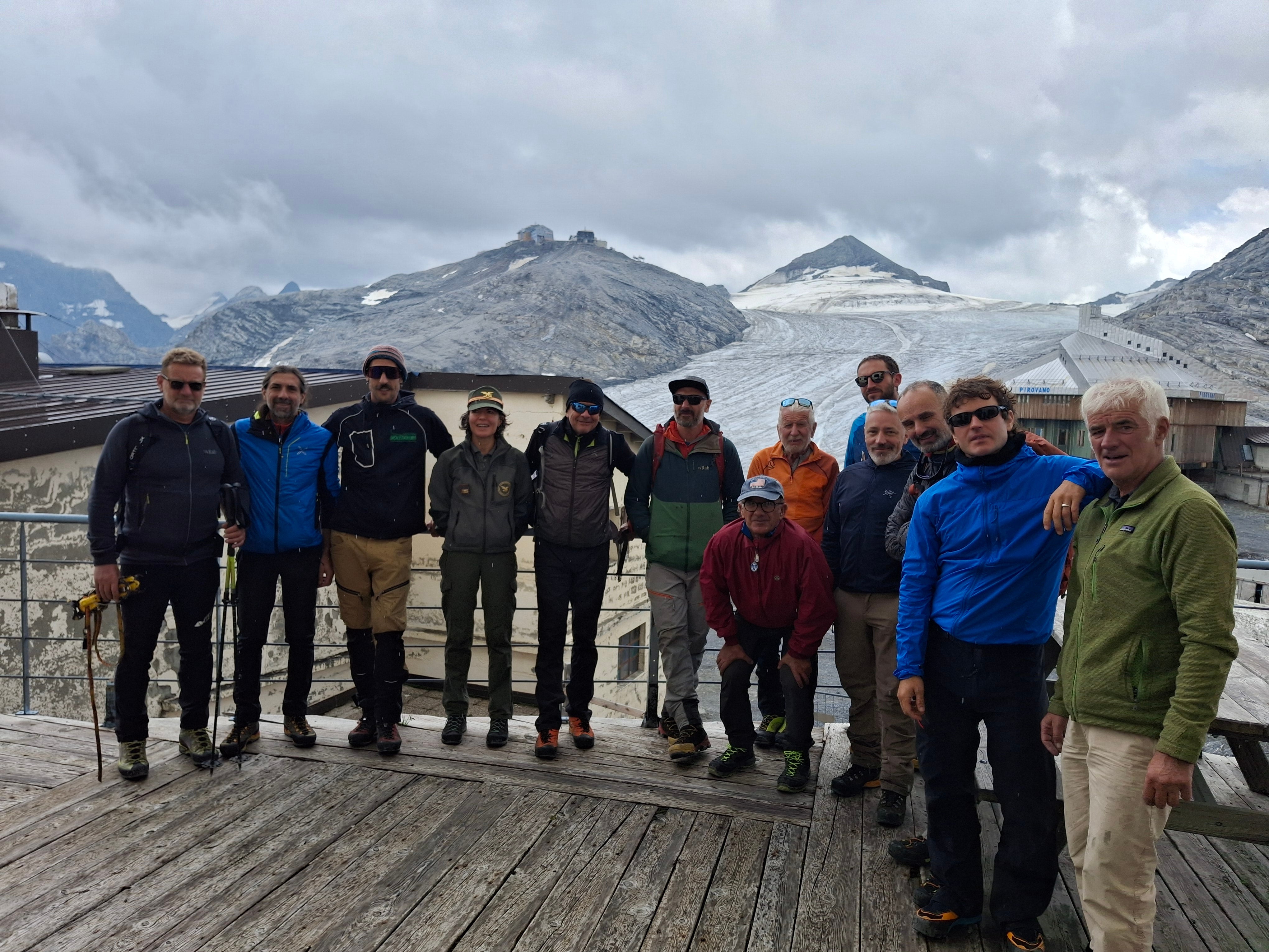 Die Gruppe der Freiwilligen mit Stationsleiterin Barbara Folie bei der Säuberungsaktion.