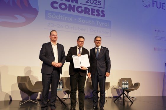 Lo smantellamento del geoblocking è importante per un'Europa unita, hanno sottolineato il ministro presidente della Comunità germanofona del Belgio Oliver Paasch (a sinistra), il presidente della FUEN Loránt Vincze (al centro) e il presidente della Provincia Arno Kompatscher. È stata inoltre firmata una dichiarazione d'intenti per facilitare l'accesso transfrontaliero ai media audiovisivi nelle lingue minoritarie. (Foto: USP/Ingo Dejaco)