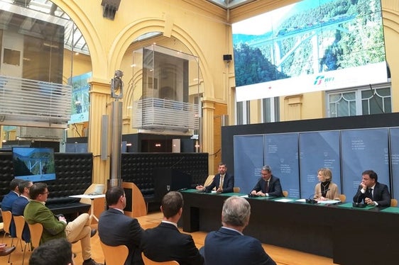 Il passante ferroviario della Val di Riga consente un risparmio di tempo di 17 minuti, collegamenti diretti e nuove stazioni ferroviarie a Naz-Sciaves e Varna. Sul podio da sinistra l'assessore Alfreider, il Kompatscher, la commissaria RFI Firmi e il rappresentante di RFI Romeo. (Foto: ASP/Angelika Schrott)