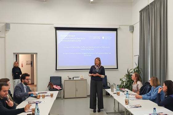 Martha Gärber, direttrice della Ripartizione Europa, ha illustrato le attività della Ripartizione e l’importanza di coinvolgere i Comuni e i referenti all'Europa a livello locale. (Foto: USP/Ursula Pirchstaller)