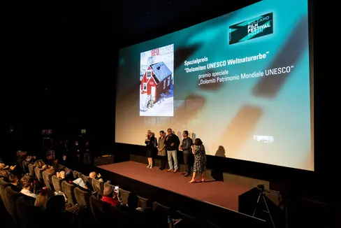 Elke Peroni (a sinistra) ha ritirato il premio speciale Dolomiti Patrimonio Mondiale UNESCO a nome di suo padre, Robert Peroni, al Bolzano Film Festival Bozen. (Foto: ASP/Angelika König)