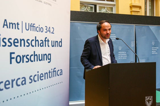 L'assessore provinciale Philipp Achammer riguardo ai nuovi ambiti di competenza Innovazione e ricerca ha parlato di apertura, fiducia e curiosità (Foto: ASP/Ingrid Silginer)
