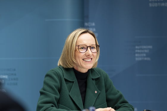 “Abbiamo ulteriormente affinato la procedura, per poter assegnare il personale più rapidamente, ma anche in modo più mirato, con l’obiettivo di fidelizzare le persone anche nel lungo termine”, spiega l’assessora provinciale al Personale Magdalena Amhof.