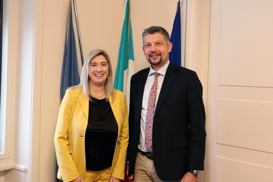 Die Regionalassessorin von Friaul-Julisch Venetien Cristina Amirante und Mobilitätslandesrat Daniel Alfreider in Triest bei einem Gespräch über neue Technologien und Strategien zur Verlagerung von Verkehr auf Schiene. (Foto: LPA/Ingo Dejaco)