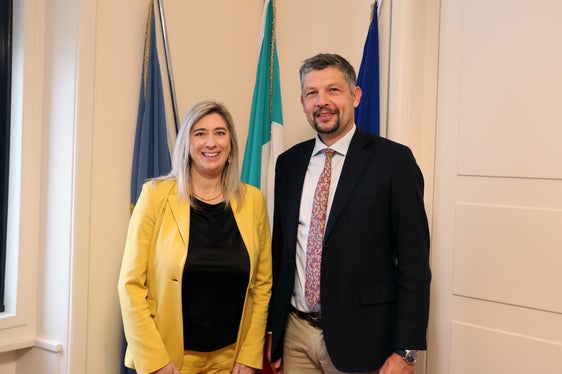 Die Regionalassessorin von Friaul-Julisch Venetien Cristina Amirante und Mobilitätslandesrat Daniel Alfreider in Triest bei einem Gespräch über neue Technologien und Strategien zur Verlagerung von Verkehr auf Schiene. (Foto: LPA/Ingo Dejaco)