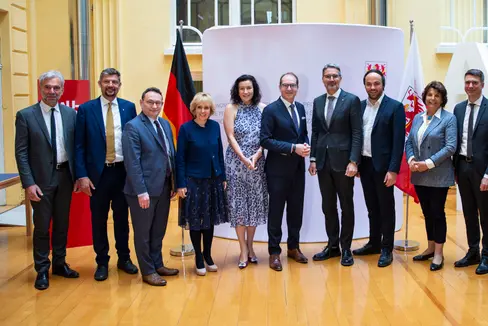 Foto di gruppo della delegazione CSU del Bundestag tedesco con i membri della Giunta provinciale altoatesina: da sinistra Arnold Schuler, Daniel Alfreider, Ulrich Lange, Waltraud Deeg, Dorothee Bär, Alexander Dobrindt, Arno Kompatscher, Philipp Achammer, Maria Hochgruber Kuenzer, Stefan Müller, Andrea Lindholz (Foto: ASP/Fabio Brucculeri)