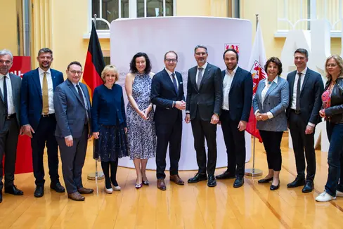 Foto di gruppo della delegazione CSU del Bundestag tedesco con i membri della Giunta provinciale altoatesina: da sinistra Arnold Schuler, Daniel Alfreider, Ulrich Lange, Waltraud Deeg, Dorothee Bär, Alexander Dobrindt, Arno Kompatscher, Philipp Achammer, Maria Hochgruber Kuenzer, Stefan Müller, Andrea Lindholz (Foto: ASP/Fabio Brucculeri)