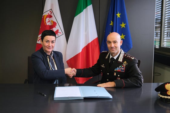 Land und Carabinieri arbeiten im Sinne der öffentlichen Sicherheit verstärkt zusammen, gestern (21. Oktober) wurde von Landesrätin Mair und Landeskommandant Rivola ein entsprechendes Abkommen unterzeichnet. (Foto: LPA/Lukas Forer)