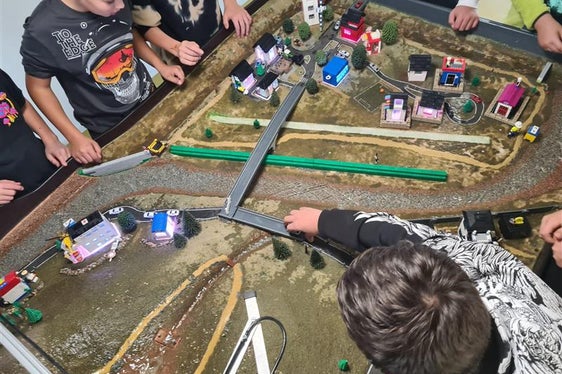 Hochwasser in Innichen: Im Rahmen eines Schulprojektes haben Mitarbeiter und Mitarbeiterinnen der Agentur für Bevölkerungsschutz anhand des ausgeliehenen Hochwassermodells der Universität München in der Mittelschule Innichen die Auswirkungen von Überschwemmungen vorgeführt. (Foto: LPA/Landeswarnzentrum in der Agentur für Bevölkerungsschutz)