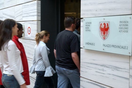 Beim Vertrauensrat oder der Vertrauensrätin handelt es sich um eine verwaltungsexterne Anlaufstelle, an die sich Bedienstete der Landesverwaltung wenden können, die Diskriminierung, moralische, körperliche oder sexuelle Belästigung erfahren oder gemobbt werden. (Foto: LPA