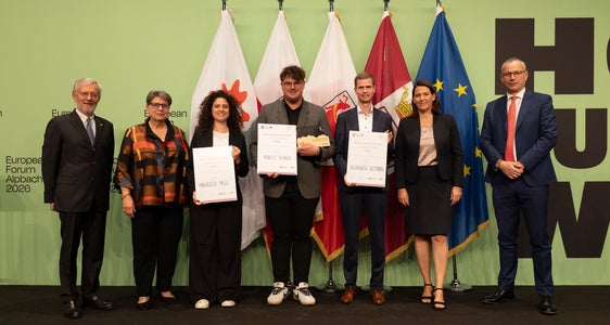 Vincitori del Premio Giovani Ricercatori, categoria 2: (da sinistra) Michl Ebner (Camera di commercio di Bolzano), Ulrike Tappeiner (presidente della giuria), Margherita Mele (2° posto), Moritz Ploner (1°), Alexander Sietmann (3°), Barbara Thaler (Camera di commercio del Tirolo) e Andrea De Zordo (Camera di commercio di Trento). (Foto: Land Tirol/Sedlak)