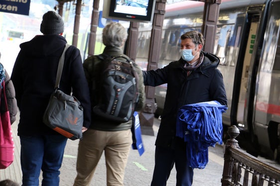 In occasione del compleanno dell'AltoAdige Pass sono state distribuite delle shopper ai pendolari nelle stazioni. (Foto: ASP/Ingo Dejaco)