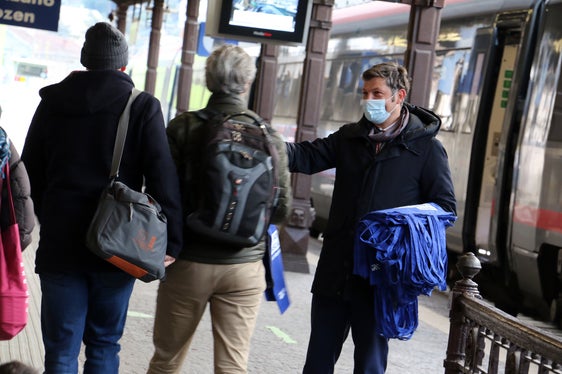 In occasione del compleanno dell'AltoAdige Pass sono state distribuite delle shopper ai pendolari nelle stazioni. (Foto: ASP/Ingo Dejaco)