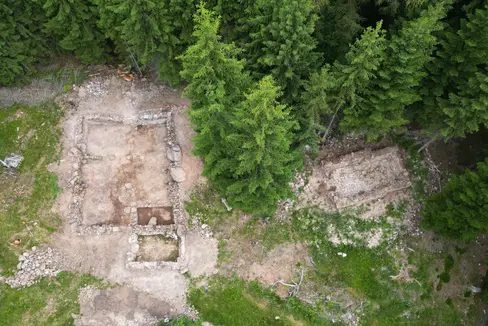 In Truden hat das Amt für Archäologie auf Antrag der Gemeinde Truden 2022 und 2023 archäologische Ausgrabungen durchgeführt. Das Grabungsareal mit der Einsiedelei kann am Sonntag, 13. Oktober, besichtigt werden. (Foto: LPA/Amt für Archäologie)