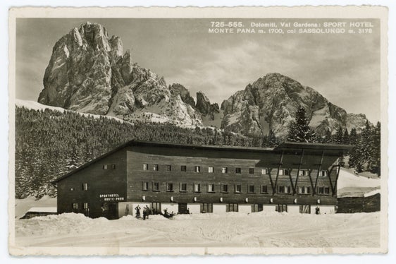Auch Berglandschaften wurden von Lorenz Fränzl fotografisch festgehalten. (Fränzl, Lorenz: Sporthotel Monte Pana. 1942. Inv.Nr. 4081787, Touriseum – Landesmuseum für Tourismus/Schloss Trauttmansdorff)