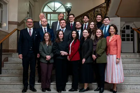 14 österreichische Jungdiplomatinnen und Jungdiplomaten haben am 27. Oktober Südtirol besucht. Auf dem Programm standen mehrere Stationen und Begegnungen in Bozen, darunter ein Austausch mit Landeshauptmann Arno Kompatscher und Landesrätin Magdalena Amhof. Im Bild mit Landeshauptmann Kompatscher (vorne links) und Salzburgs Landeshauptfrau Karoline Edtstadler (vorne rechts). (Foto: LPA/Fabio Brucculeri)