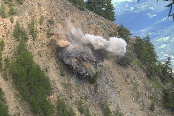 Insgesamt umfasste der Felsvorsprung ein Volumen von 900 Kubikmetern. Rund ein Drittel davon wurde gesprengt. (Foto: LPA/G.News)