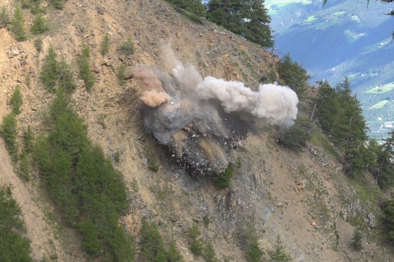 I massi e i detriti dopo il crollo sono stati bloccati dai valli/tomo più a valle. (Foto: LPA/G.News)