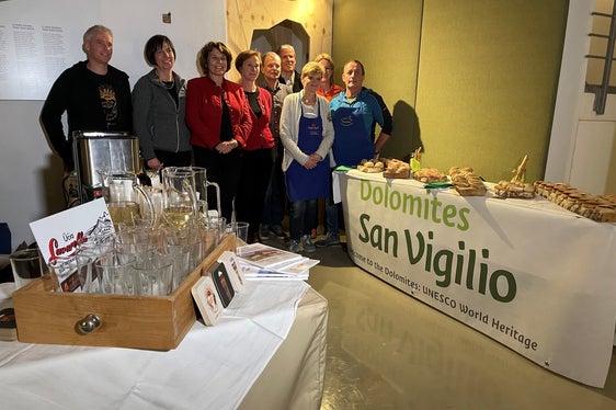 LRin Hochgruber Kuenzer mit Produzenten hochwertiger lokaler Qualitätsprodukte vom Bio-Petrunderhof, Hof Lü de Pincia und der Schutzhütte Lavarella. (Foto: LPA/Matteo Donagrandi)