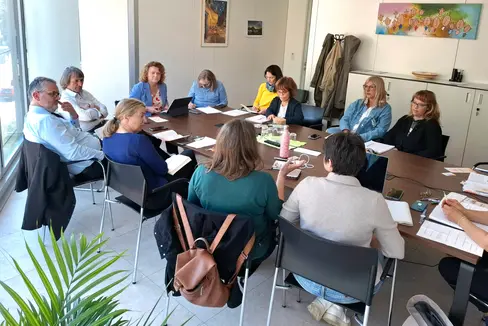 Betreuung für Menschen mit Autismus-Spektrum-Störungen: Gesundheitslandesrat Hubert Messner und Soziallandesrätin Rosmarie Pamer (hinten am Tisch) im Gespräch mit einer Delegation des Vereins GretA sowie Vertreterinnen und Vertretern aus den Bereichen Gesundheit und Soziales (Foto: Verein GretA)