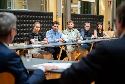 Die Stipendiatinnen und Stipendiaten der Konrad-Adenauer-Stiftung aus Berlin hatten sich gut auf das Gespräch mit Landeshauptmann Arno Kompatscher vorbereitet und stellten dem Landeshauptmann zahlreiche Fragen. (Foto: LPA/Fabio Brucculeri)