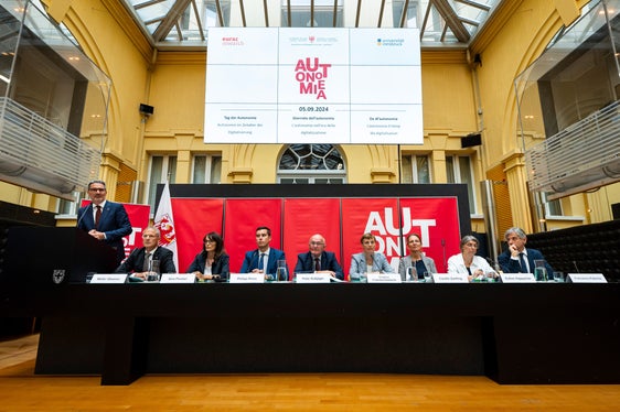 Focus su autonomia e digitalizzazione: nella foto (da sinistra) il presidente Arno Kompatscher, Walter Obwexer, Sara Parolari, Philipp Rossi, Peter Bußjäger, Cristina Fraenkel-Haeberle, Carolin Zwilling, Esther Happacher e Francesco Palermo. (Foto: USP/Fabio Brucculeri)