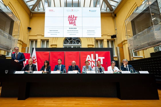 Sie diskutierten über Autonomie und Digitalisierung (von links): Arno Kompatscher, Walter Obwexer, Sara Parolari, Philipp Rossi, Peter Bußjäger, Cristina Fraenkel-Haeberle, Carolin Zwilling, Esther Happacher und Francesco Palermo. (Foto: LPA/Fabio Brucculeri)