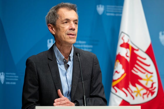 Georg Pichler, Direktor des Landesamtes für Luft und Lärm, ging auf das krebserregende Benzo(a)pyren ein, mit dem es in ländlichen Gebieten, in denen Holzheizungen verbreitet sind, immer wieder zu Problemen kommt: Benzo(a)pyren entsteht etwa bei der unvollständigen Verbrennung von Holz. Das richtige Anfeuern ist entscheidend, um es zu vermeiden. (Foto: LPA/Fabio Brucculeri)