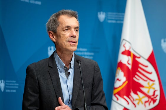 Georg Pichler, Direktor des Landesamtes für Luft und Lärm, ging auf das krebserregende Benzo(a)pyren ein, mit dem es in ländlichen Gebieten, in denen Holzheizungen verbreitet sind, immer wieder zu Problemen kommt: Benzo(a)pyren entsteht etwa bei der unvollständigen Verbrennung von Holz. Das richtige Anfeuern ist entscheidend, um es zu vermeiden. (Foto: LPA/Fabio Brucculeri)