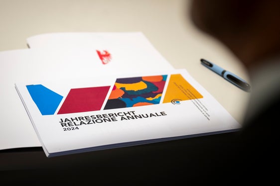 Volksanwältin Veronika Meyer legte Landeshauptmann Arno Kompatscher ihre Jahresbilanz vor. (Foto: LPA/Fabio Brucculeri)